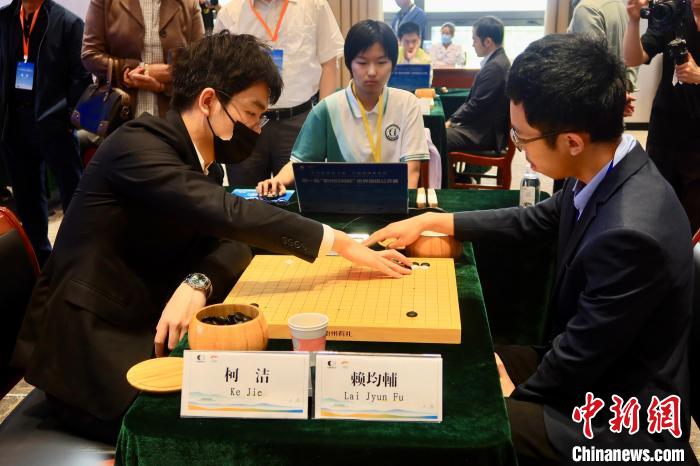 5月5日，大陸圍棋選手柯潔與臺(tái)灣棋手賴均輔對弈?！《做?攝