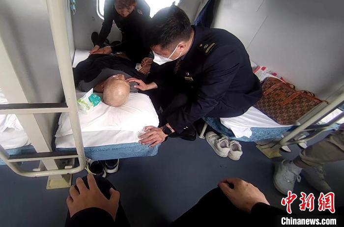 列車員對老人進(jìn)行緊急救助。　哈鐵提供