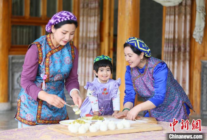 2022年5月25日，保安族村民制作麥穗包子。(資料圖) 高展 攝