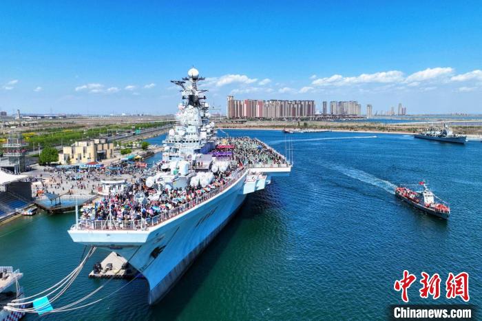 “五一”假期，游客在天津泰達(dá)航母主題公園游玩?！≠∮?攝