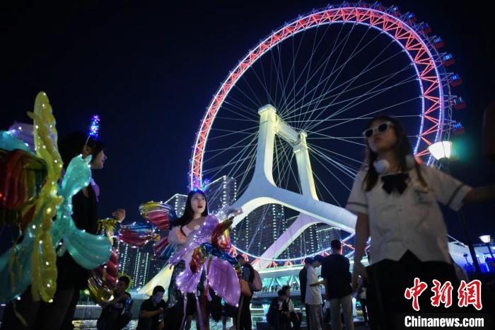 “五一”假期，作為天津游覽海河景觀帶網(wǎng)紅地標(biāo)之一的天津之眼摩天輪“新裝亮相”，吸引了游客前來打卡?！≠∮?攝