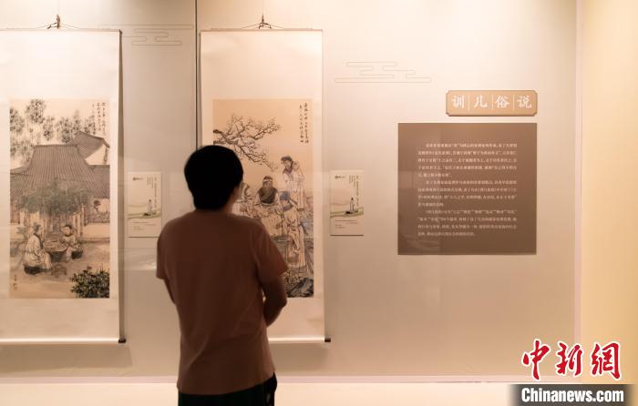 “五一”假期，游客在天津博物館參觀“善行天下——袁了凡”展覽?！⊥踉谟?攝