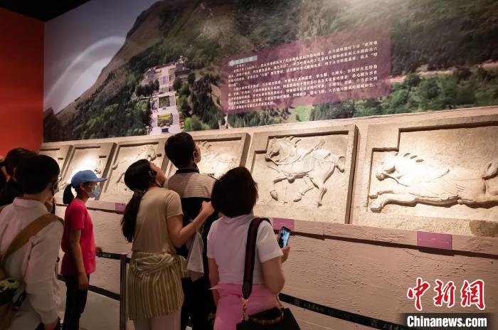 “五一”假期，游客在天津博物館參觀“天下長(zhǎng)安——陜西唐代文物精華展” 王在御 攝