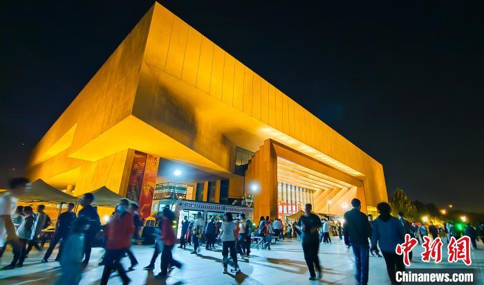 “五一”假期，天津博物館門口夜市吸引眾多游客參觀游覽。　王在御 攝