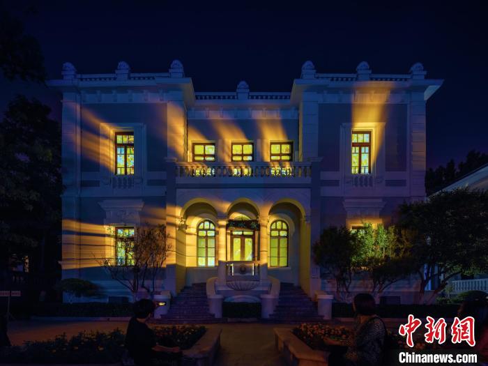 “五一”假期，位于天津市意風(fēng)區(qū)的梁?jiǎn)⒊示蛹o(jì)念館建筑外墻開啟燈光秀表演?！√旖蛄?jiǎn)⒊o(jì)念館供圖