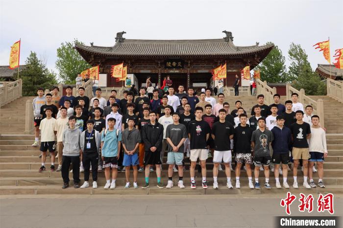 比賽結(jié)束后，兩岸學(xué)生參訪高平炎帝陵?！≈鬓k方供圖