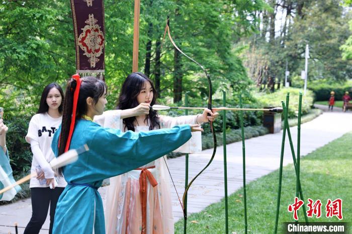 在蓉港澳臺(tái)僑大學(xué)生在成都金沙遺址博物館體驗(yàn)傳統(tǒng)文化?！堄莱?攝
