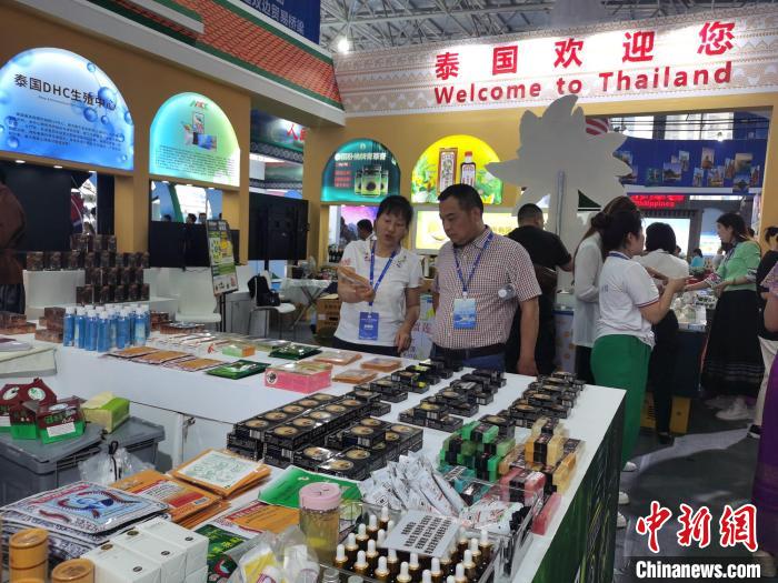 博覽會上的商品琳瑯滿目?！∠蛞基i 攝