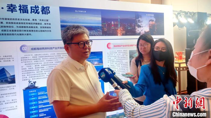 與會臺商接受媒體采訪?！罘?攝