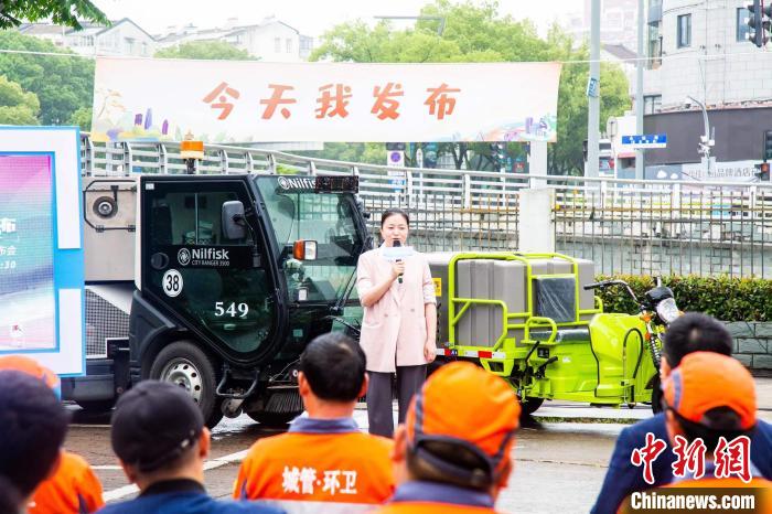 葛燕娜講述自身故事。　寧波市政府新聞辦供圖