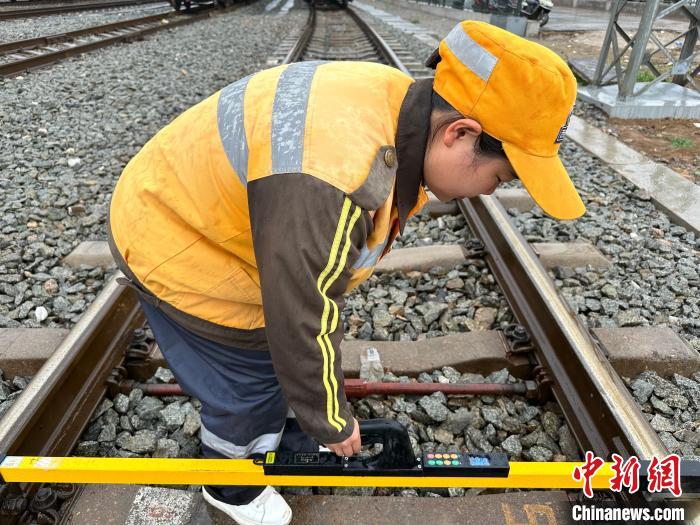 圖為毛康莉在檢查鋼軌?！「咝怯?攝