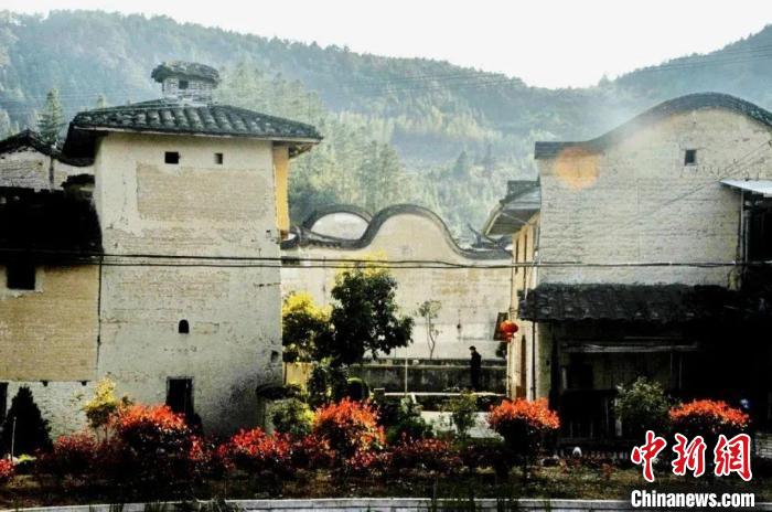走進(jìn)前洋古村，滿村古老厚重的明清古民居令人嘆為觀止?！幍率形幕吐糜尉?供圖