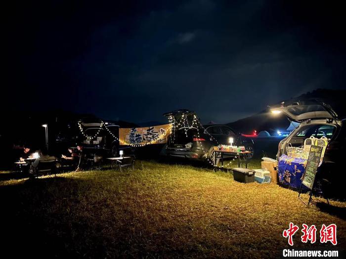 露營(yíng)節(jié)夜色中的后備箱集市。　古田縣融媒體中心 供圖