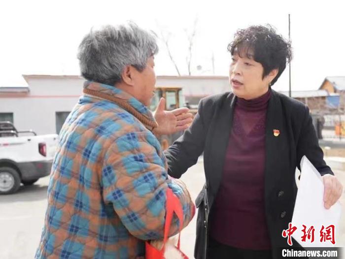 金珍玉正在為“銀發(fā)族”講解法律知識(shí)?！∈茉L者供圖