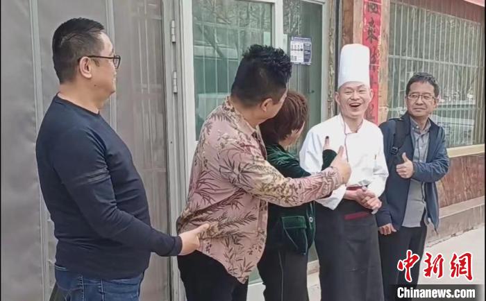 如今，唐洪軍在莎車開辦的川香閣，不但在當(dāng)?shù)厥晨椭惺軐櫍€是外地游客的打卡地?！∈茉L者提供