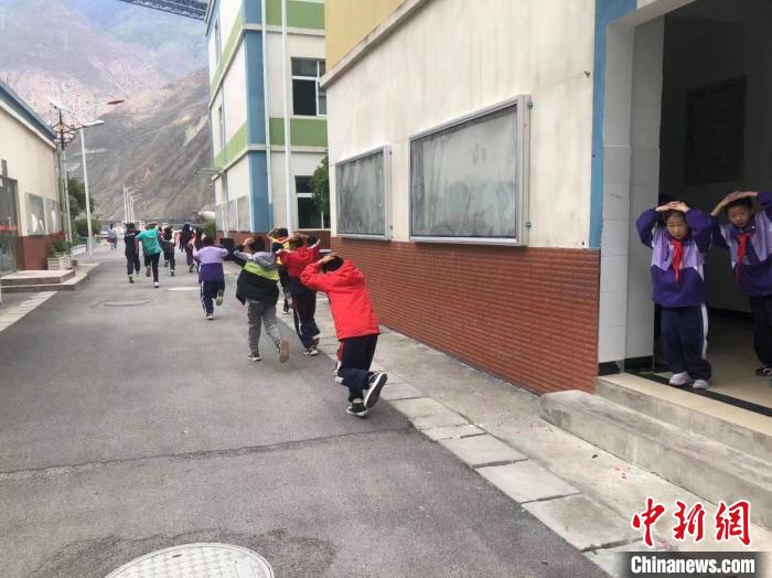 地震預警聯(lián)合演練現(xiàn)場?！〕啥几咝聹p災研究所 攝