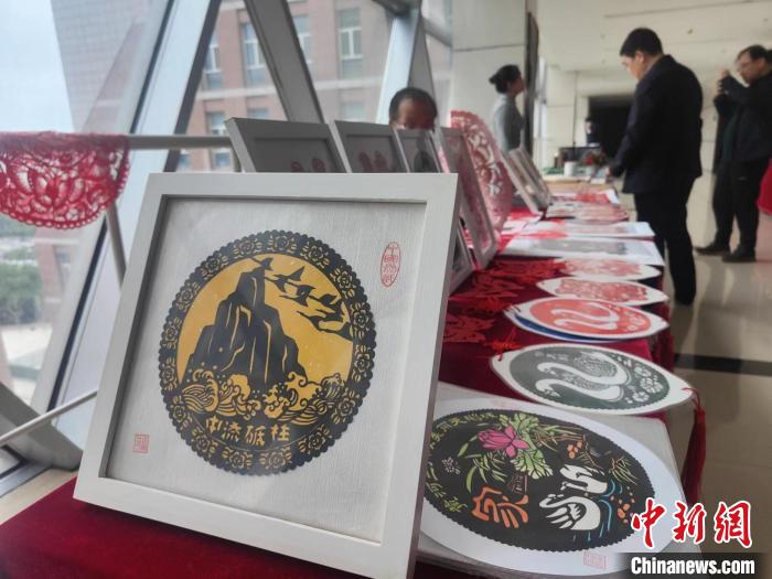 圖為新聞發(fā)布會現(xiàn)場展示的剪紙等產(chǎn)品?！畲笥?攝