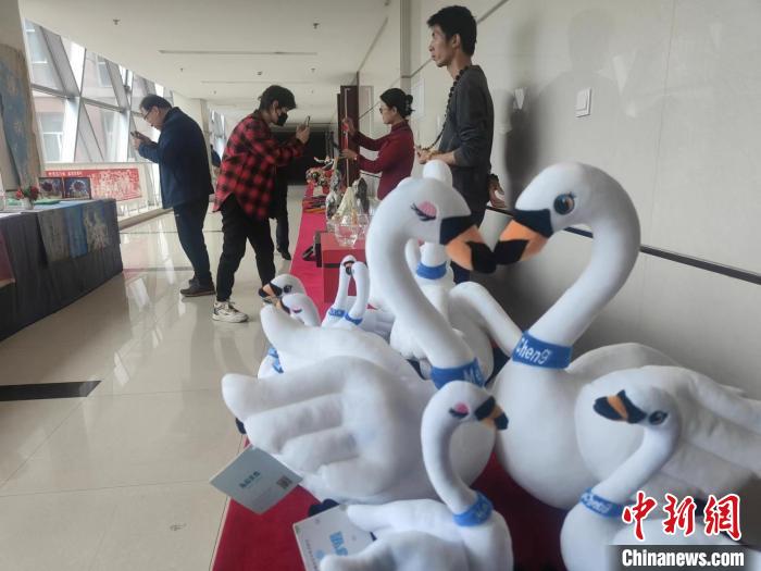 圖為新聞發(fā)布會現(xiàn)場展示的天鵝文創(chuàng)產(chǎn)品等。　楊大勇 攝