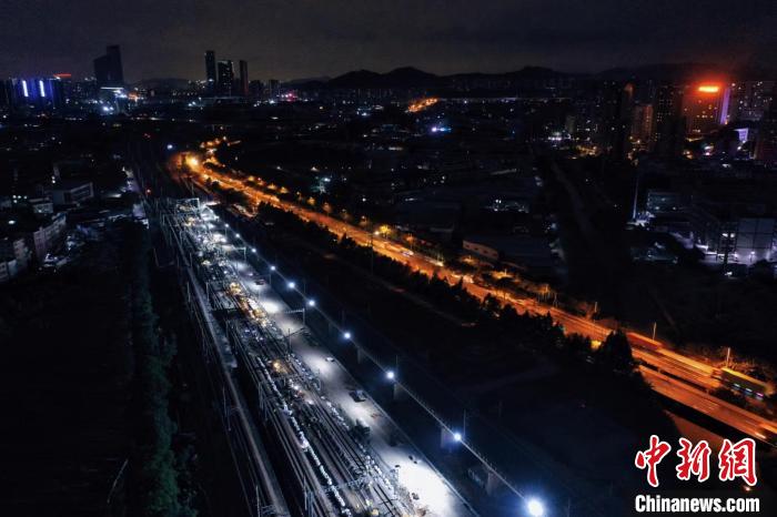 圖為鐵路工人正通宵施工作業(yè)?！V鐵集團 供圖