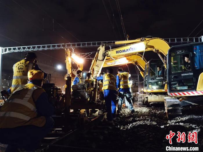 圖為鐵路工人正通宵施工作業(yè)。　廣鐵集團 供圖