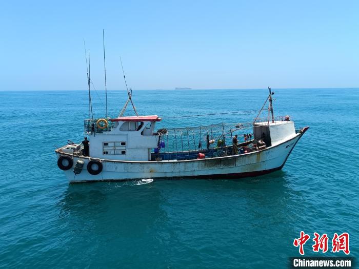 正在非法捕撈作業(yè)的涉案漁船。　漳州海警局供圖