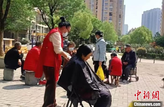 趙書娜帶領團隊到社區(qū)為孤寡老人理發(fā)、洗腳、打掃衛(wèi)生等提供多項服務?！抢^良供圖