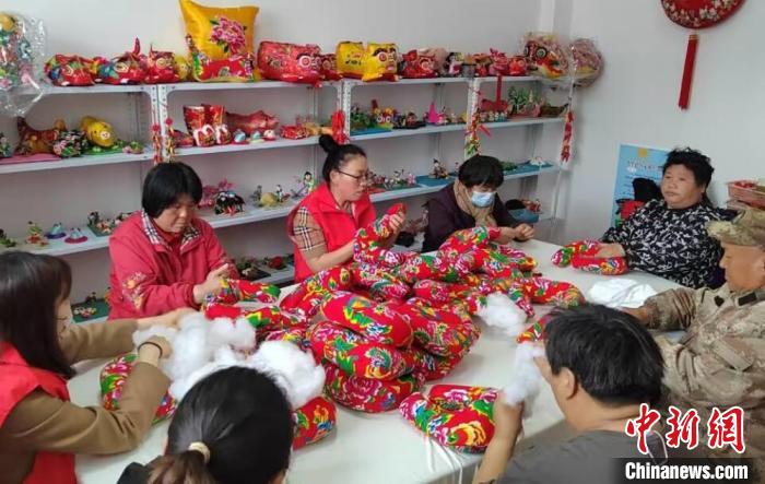 在繼良殘疾人之家，他們通過招募殘疾人，傳授香包制作工藝，增加殘疾人收入?！≈熘靖?攝