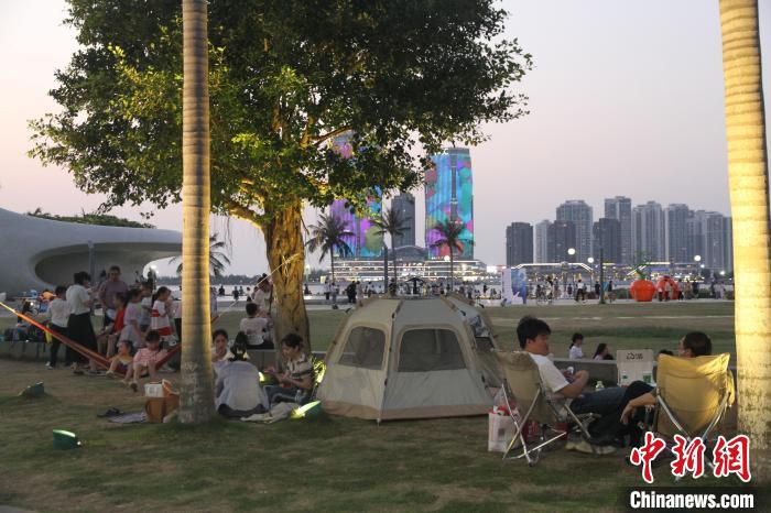 “立夏”時(shí)節(jié)，市民游客在?？跒硲敉獠萜郝稜I納涼?！?jiān)潞?攝