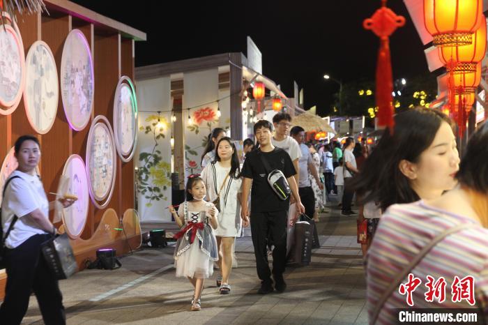 圖為市民游客在?？诠棚L(fēng)市集游玩?！?jiān)潞?攝