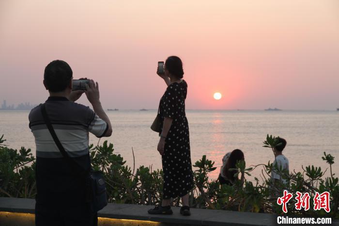 “立夏”時(shí)節(jié)，?？谑忻裼慰桶沓鲇涡蕾p落日，拍照留念?！?jiān)潞?攝