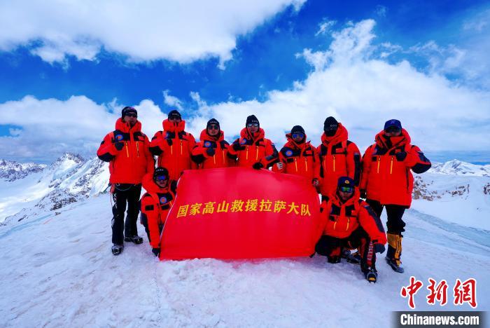國家高山救援拉薩大隊隊員成功登頂海拔6010米洛堆峰后合影留念。　吉美 攝
