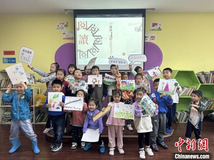 圖為22日，南昌百館聯(lián)動邀請市民參與“閱讀1小時”讀書會及線下打卡活動。　南昌市圖書館供圖