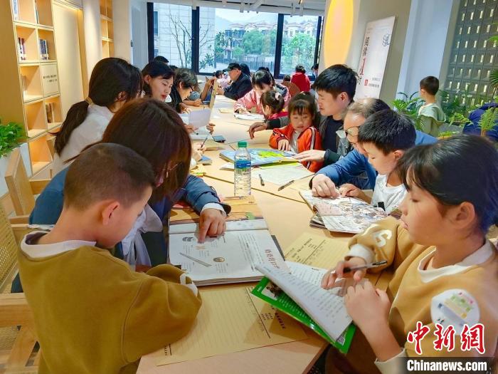 圖為22日，南昌百館聯(lián)動邀請市民參與“閱讀1小時”讀書會及線下打卡活動?！∧喜袌D書館供圖
