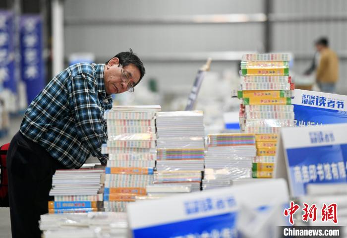 市民在書展上購書?！⊥鯑|明 攝