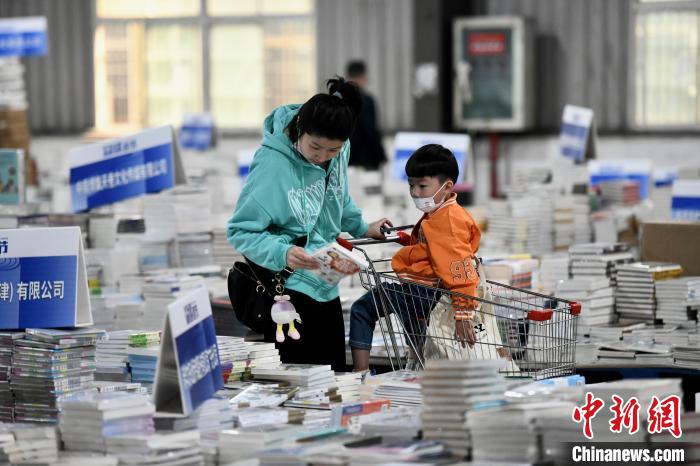 一對母子在書展上購書?！⊥鯑|明 攝