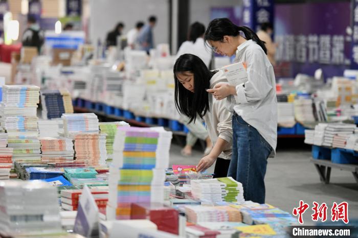 讀者節(jié)吸引許多市民前來購書?！⊥鯑|明 攝