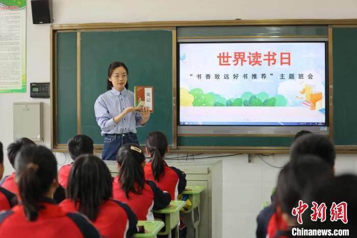 棗莊市薛城區(qū)礦建路小學舉辦“書香致遠好書推薦”主題班會，同學們分享讀書收獲，盡享讀書之樂?！⊥跽逻_ 攝