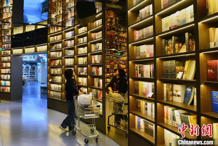 圖為市民在福州安泰新華書(shū)店購(gòu)書(shū)?！埍?攝