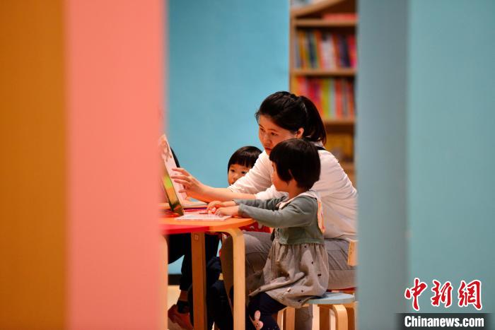 圖為家長(zhǎng)帶著小孩在福州安泰新華書(shū)店閱讀?！埍?攝