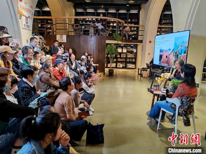 圖為民眾在幾何書店內(nèi)聽講座?！⌒涎┚?供圖