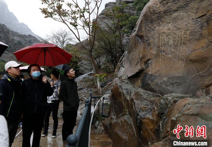 參觀賀蘭山巖畫(huà)。　楊迪 攝