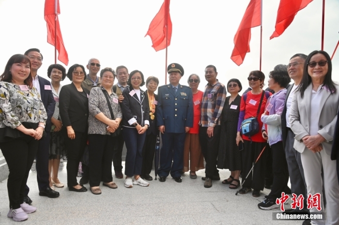 5月9日下午，劉春祥抗日英雄群體紀(jì)念碑揭幕典禮在香港屯門(mén)龍鼓灘舉行。這是香港首次為列入國(guó)家級(jí)紀(jì)念名錄的抗日英烈立碑，也是繼斬竹灣、烏蛟騰之后，香港第三座大型抗戰(zhàn)紀(jì)念設(shè)施。圖為嘉賓及港九大隊(duì)的后人出席典禮。<a target='_blank' href='/'>中新社</a>記者 李志華 攝
