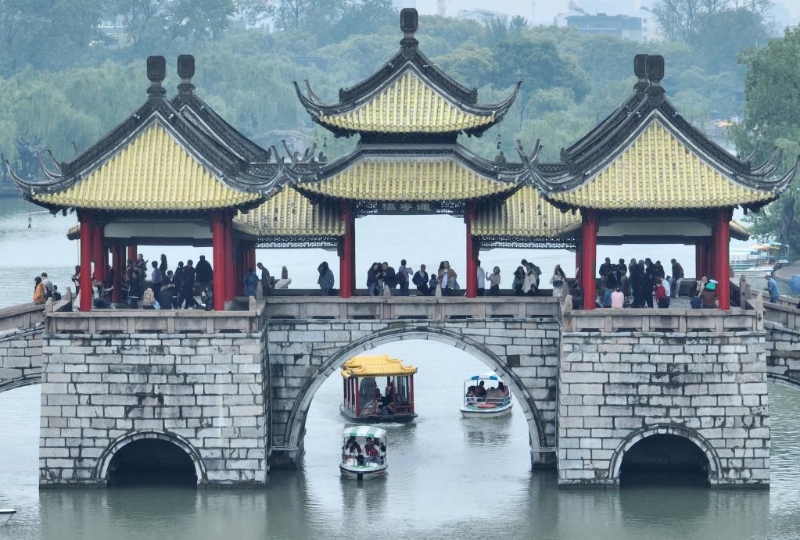 “五一”小長假期間，人們來到各地景區(qū)游玩，樂享假期。圖為5月3日，游客在江蘇揚州瘦西湖風景區(qū)游玩（無人機照片）。新華社發(fā) 孟德龍 攝