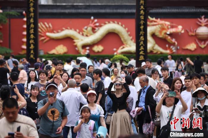 “五一”假期前三天人最多的十大景區(qū)出爐，南京夫子廟秦淮風光帶、南京鐘山風景區(qū)“擠”入全國前三名。泱波 攝
