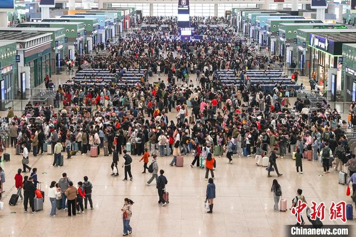 圖為4月29日，旅客在江西南昌西站的候車大廳內(nèi)候車。 中新社記者 劉力鑫 攝
