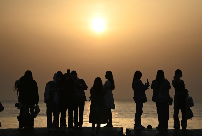 5月3日，游客在天津市濱海新區(qū)東疆親海公園游玩。新華社記者 趙子碩 攝