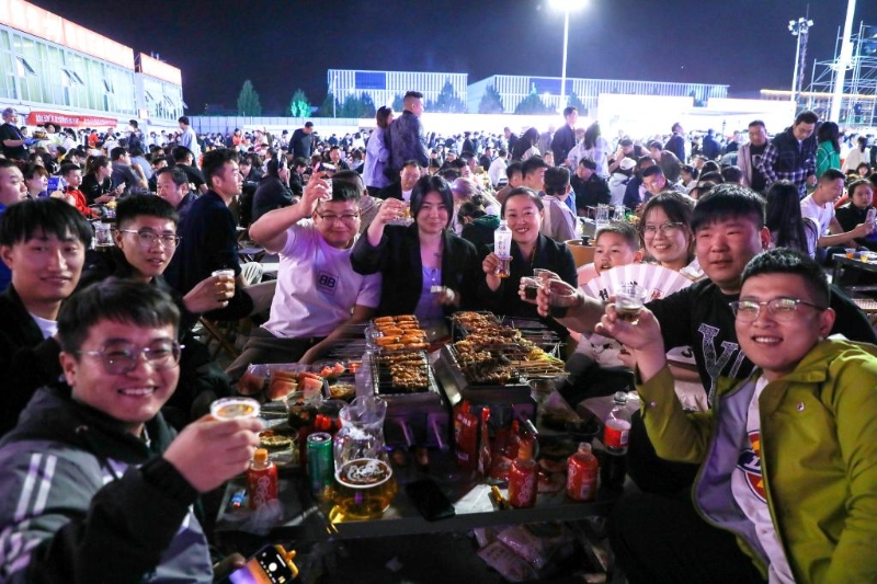4月29日，游客在淄博市一家燒烤城吃燒烤。新華社發(fā) 朱偉 攝