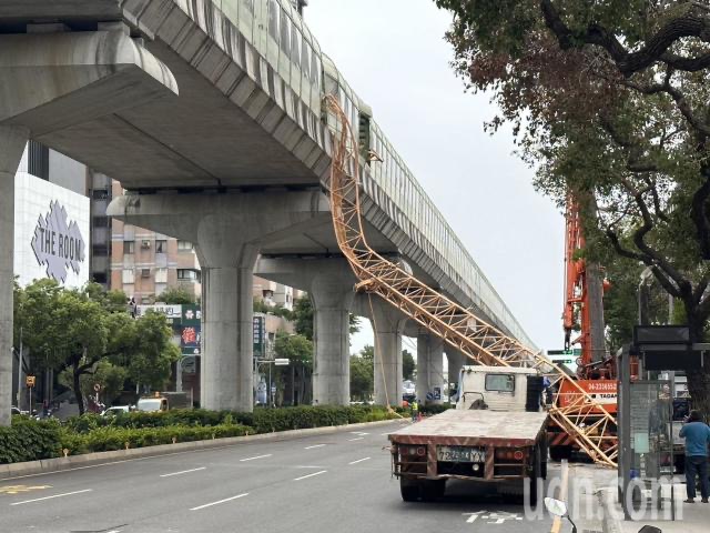 臺(tái)中興富發(fā)“文心愛悅”建案10天中午發(fā)生嚴(yán)重工安意外，31樓頂樓高塔吊吊臂拆除過程竟斷裂，直接砸向一旁的臺(tái)中捷運(yùn)車廂。（圖源：臺(tái)灣“聯(lián)合新聞網(wǎng)”）