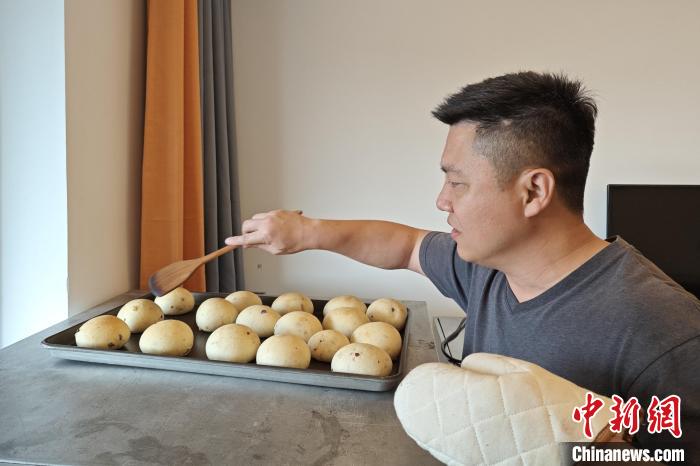 高睿旸最近迷上了制作老面丸面包?！枪跇?biāo) 攝