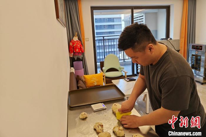 高睿旸最近迷上了制作老面丸面包。　吳冠標(biāo) 攝